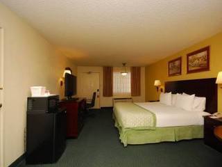 Hotel Ramada Inn & Suites Foothills