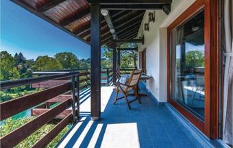 Three-bedroom Holiday Home In Donji Zvecaj