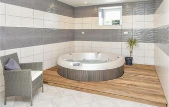 Two-bedroom Holiday Home In Sainteny