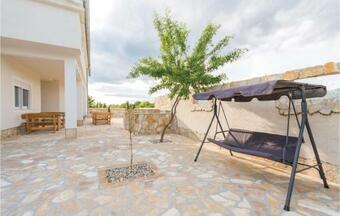Six-bedroom Holiday Home In Bilisane