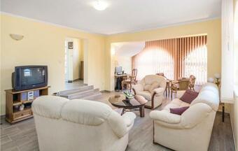 Two-bedroom Apartment In Viskovo