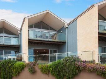 16 Seine Bay Apartment