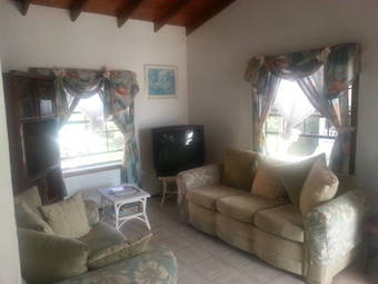 Hostal Tropical Breeze Guest House / Furnished Appartment