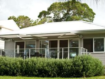 Wangi Lakehouse - Renovated Lake Macquarie Lakefront Location