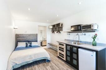 Hostal Whale House Guest House