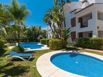 44 - Ground Floor Apartment By The Pool, Walking To The Beach
