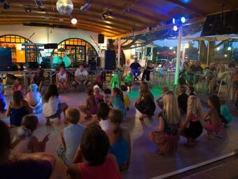 Pleasant Chalet With A Nice Covered Terrace, Near The Beach