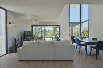 Rare Contemporary Villa With Swimming Pool & Jacuzzi 10 Minutes From