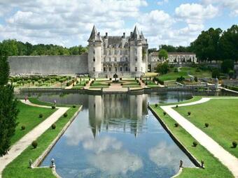 Classy Holiday Home In Saint-savinien With Sauna, Jacuzzi