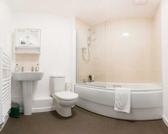 Farnborough Airport Twin Bed Apartment