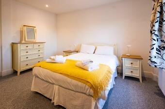 Elm ? Three Tuns Apartments