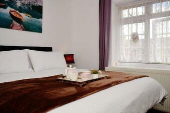 Hostal (29ew-12) Dreams Serviced Accommodations- Staines/heathrow