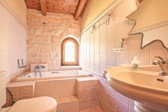 Koiliomenos Villa Sleeps 12 With Pool And Air Con