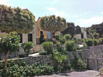Hostal Group Accomodation, Heliopetra Studios And Houses
