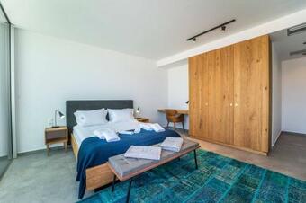 Villa Yana With Direct Sea Access, Large Pool & Heated Jacuzzi