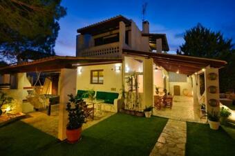 Unique Canal Villa With Boat Dock In Porto Hydra