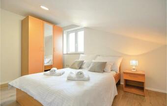 Four-bedroom Holiday Home In Vinjani Donji