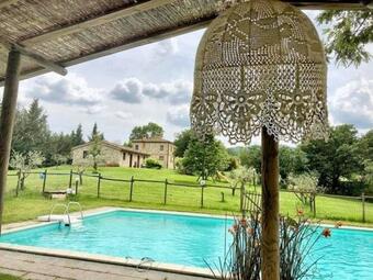 Quaint Cottage In Citt� Della Pieve With Swimming Pool