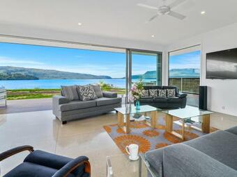 Mana Sarovar - Designer Lake Tarawera Holiday Home