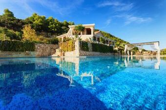 Villa Akros And Suites