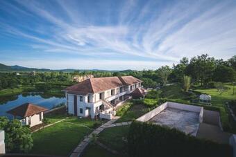 Hotel Leaves Valley Resort