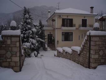 Hostal Aroanios Hotel