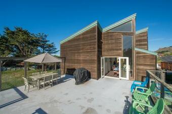Knot-a-care! Hot Tub!! Walk To Beach!! Bbq! Fast Wifi!!
