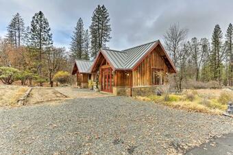 Eclectic Shasta Cascade Getaway On 15-acre Ranch!