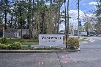Stylish Townhome About 1 Mi To Beach And Boardwalk!
