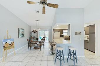 Sparkling Retreat With Private Lanai & Caged Pool Home