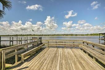 Home With Furnished Lanai - 1 Block To Ormond Beach!