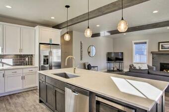 Custom Modern Retreat About 1 Mile To Downtown And Lake!