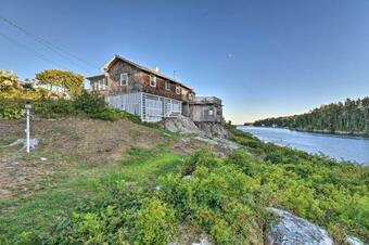 Scenic Oceanfront Cottage With Deck And Near Town