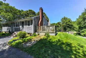 Cape Cod Home On 1 And Acre - Just Mins From Beaches!