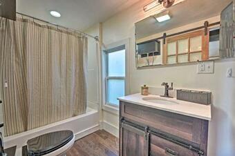 Home With 6-person Hot Tub, 4mi To Lake Beaches!