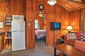 Cozy Suttons Bay Cottage With Shared Dock And Fire Pit!