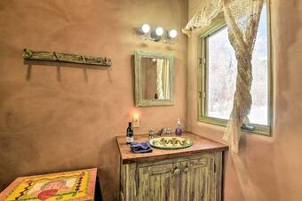Eclectic Cabin With Kiva, 11 Mi To Taos Ski!