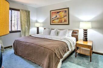 Casa Re�l About Expansive Woodstock House With Hot Tub!