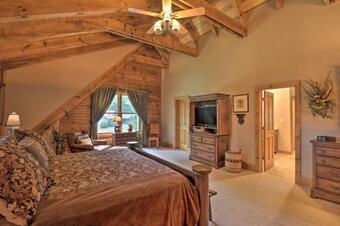 Quiet Forest Hideaway With Deck And Near Hiking!