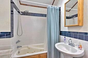 The Rock Cottage - Quiet Escape With Porch!