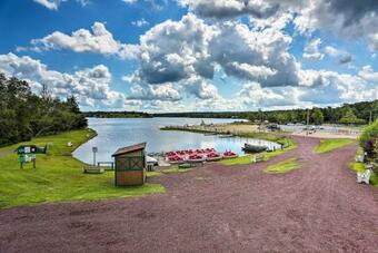 Pocono Mtn Retreat 1 Block To Pool And Beach Lake!