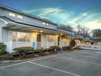 Hotel East Shore Lodging