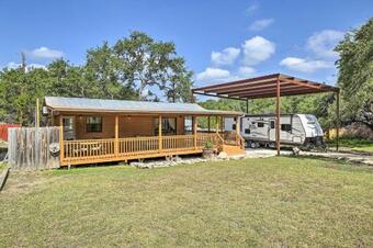 Couples Cabin With Luxury Deck, 1 Mi To Canyon Lake!