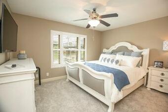 Cozy Lakeside Family Home With Boat & Jet Ski Lifts And Lake Lbj Access