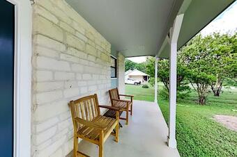 Updated Hill Country Gem - Walk To Lake & Dining Home