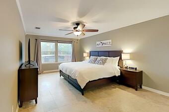 Ideal Getaway - Private Hot Tub - Walk To Lake Home