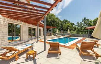 Three-bedroom Holiday Home In Lovrec