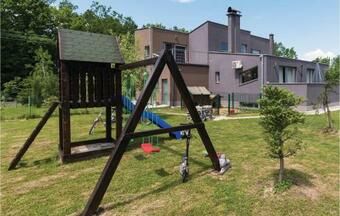 Six-bedroom Holiday Home In Pisarovina