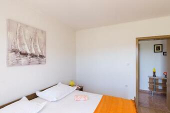 Apartment Laurel Leaf