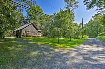Modern East Stroudsburg Home With Gas Grill!